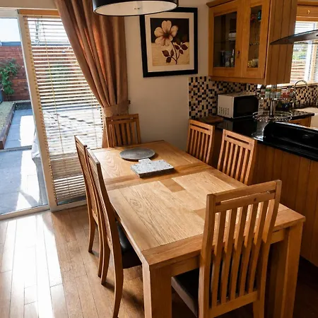 Entire With Private Garden & Parking In *