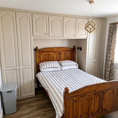Entire With Private Garden & Parking In Holiday home